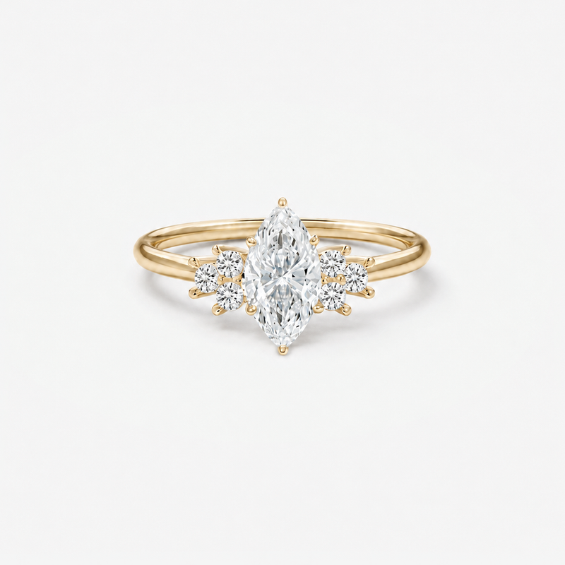 CINDERELLA Marquise Cut Diamant-Verlobungsring in 18k Gelbgold – Vorderansicht mit sechs Seitendiamanten