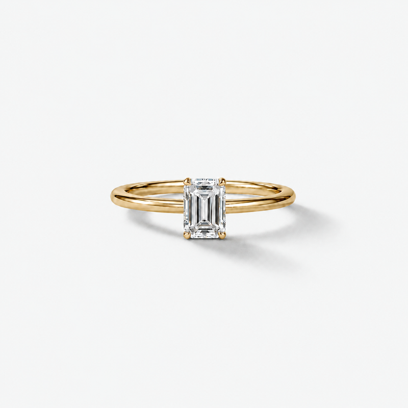 GISELLE PROMISE Emerald Solitaire Verlobungsring in 18k Gelbgold mit natürlichem 0.70ct Emerald Cut Diamanten in feiner 4-Krappenfassung, Frontansicht