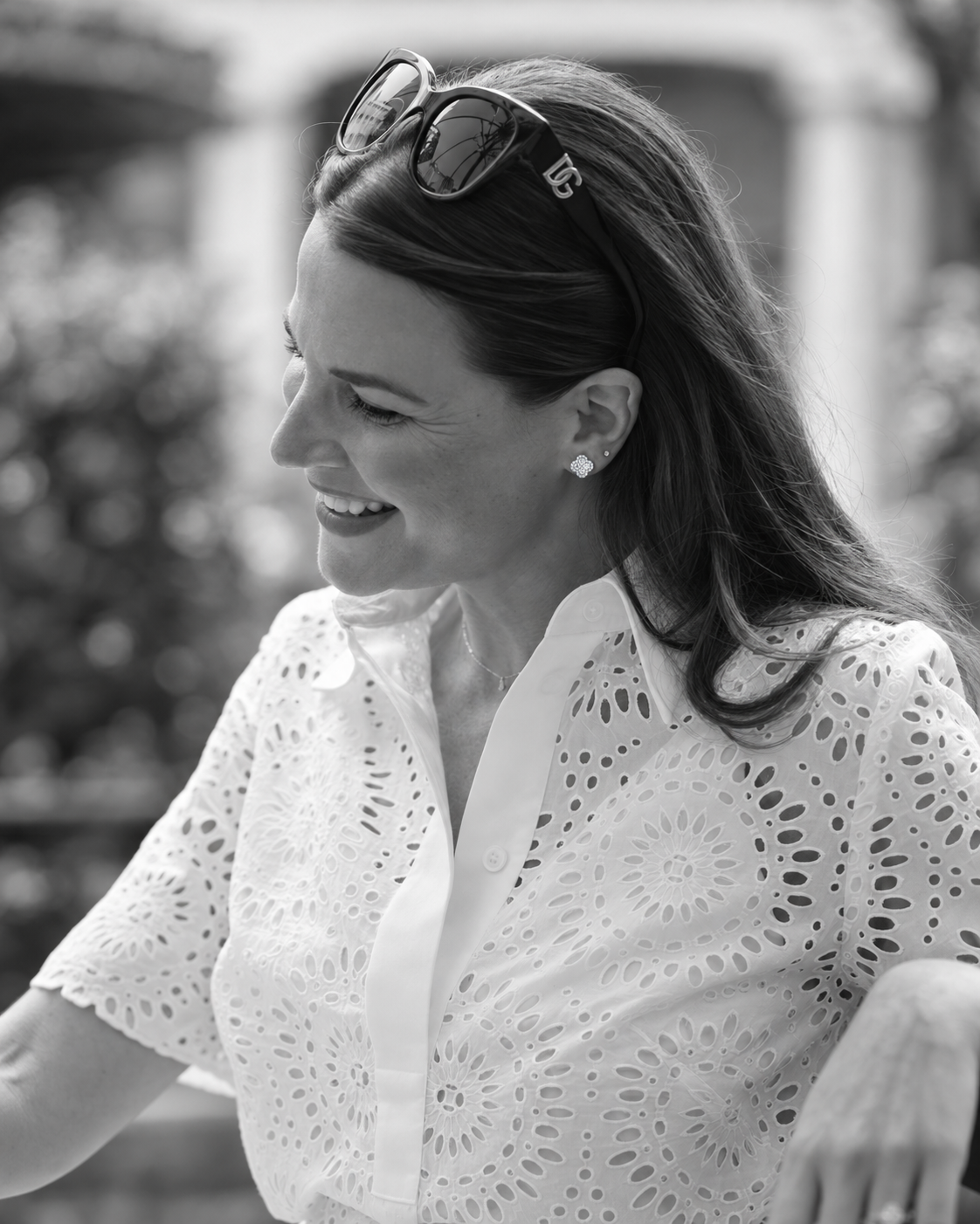 Giselle Willner, Gründerin von GISELLE, mit Legacy of Elegance Ohrsteckern