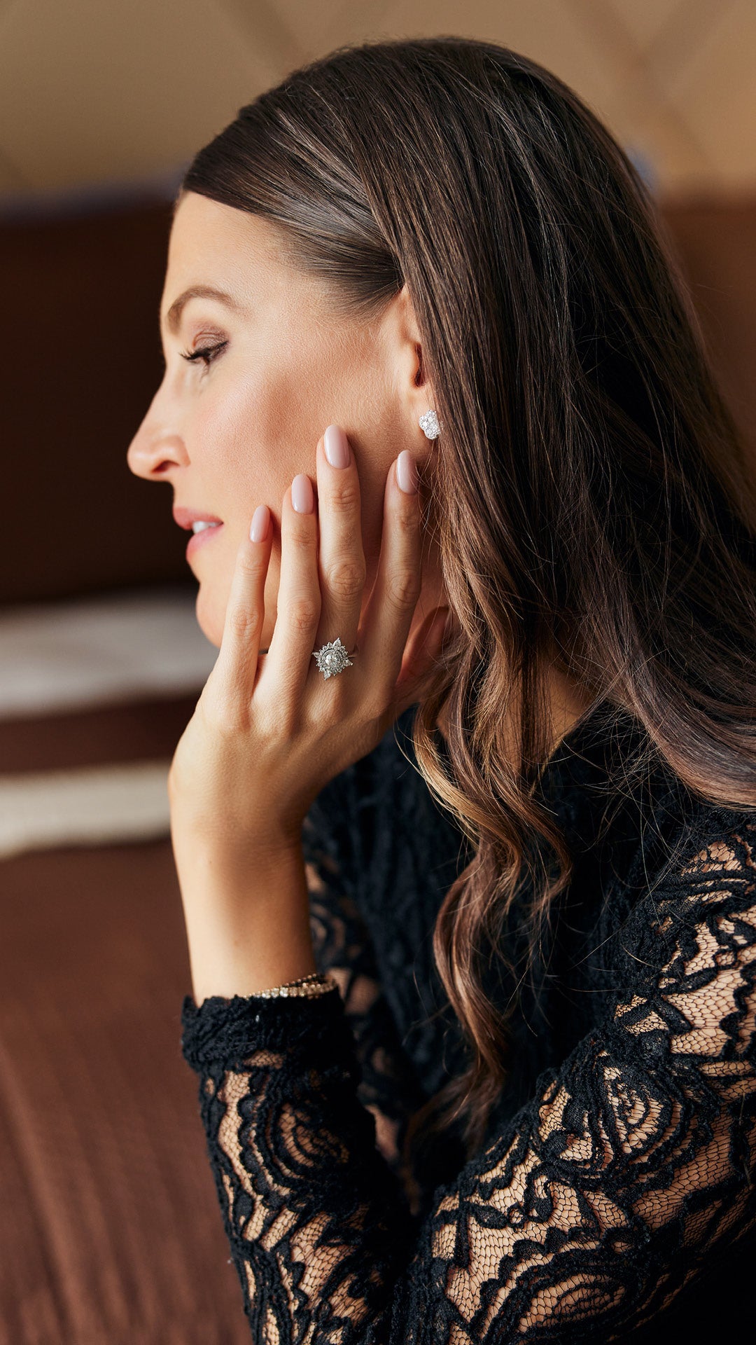 Vintage inspirierter Verlobungsring von GISELLE mit 0.78 ct Old Mine Cushion Cut Diamant, handgeschliffen, strahlend im Kerzenlicht.