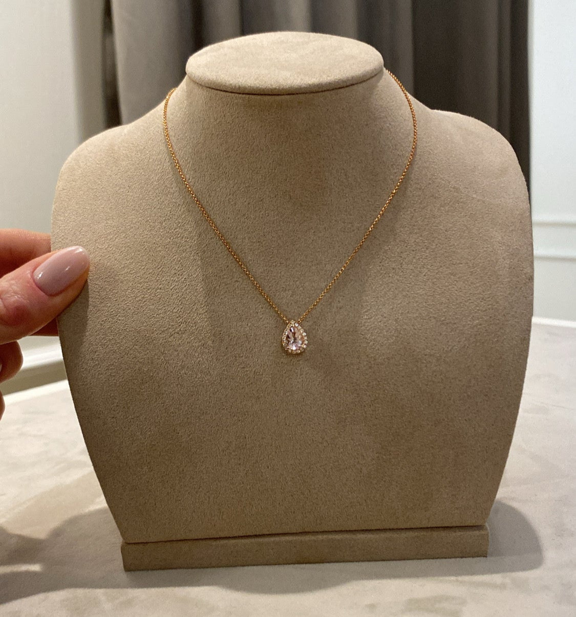 Solitaire Pear Diamond Cut Collier