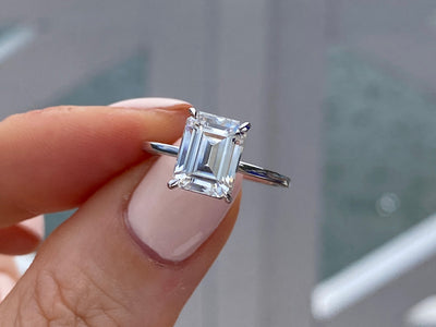 EMERALD CUT - SIGNATURE Skinny Setting Bague de fiançailles