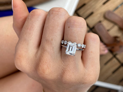 EMERALD CUT - SIGNATURE Skinny Setting Bague de fiançailles