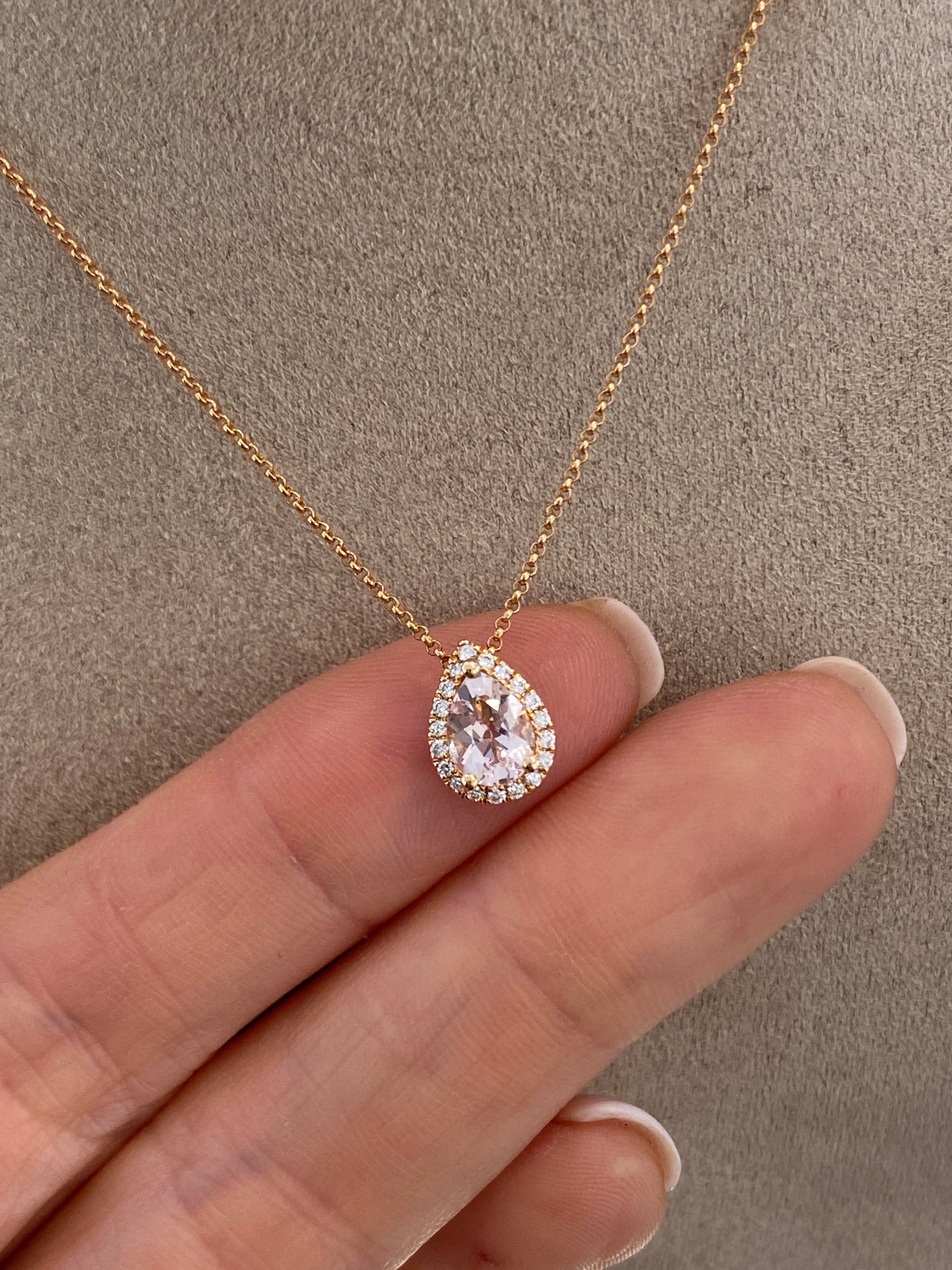 Solitaire Pear Diamond Cut Collier