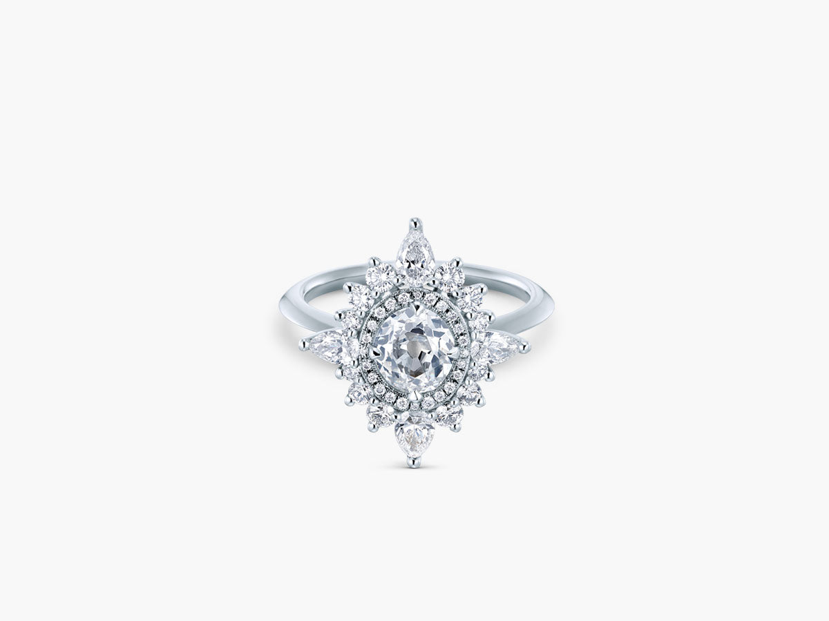 Vintage inspirierter Verlobungsring von GISELLE mit 0.78 ct Old Mine Cushion Cut Diamant, handgeschliffen, strahlend im Kerzenlicht.