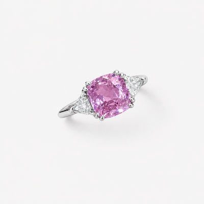 Pink Spinell Ring mit seitlichen Diamanten – Packshot