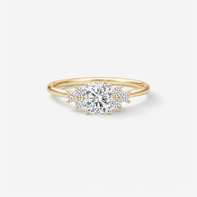 CINDERELLA Cushion Cut Diamant-Verlobungsring in 18k Gelbgold – Vorderansicht mit sechs Seitendiamanten