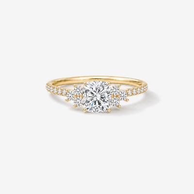 CINDERELLA Cushion Pavé Verlobungsring in gelbgold – Frontansicht, repräsentative Darstellung