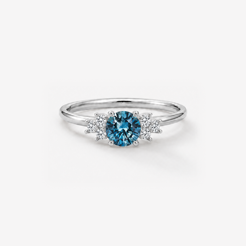 Cinderella Mermaid Verlobungsring in weissgold mit rundem Teal-Saphir und sechs hellen Seitensteinen