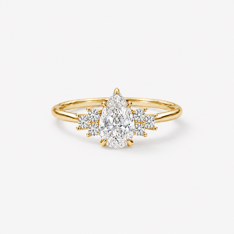 CINDERELLA Pear Verlobungsring in Gelbgold – Frontansicht mit 0.70 ct Hauptdiamant