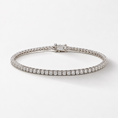 GISELLE Classic Diamant Tennis Armband – Einzelstück in 18k Weissgold mit 2.84 ct runden Diamanten in Vierkrappenfassungen, oval liegend mit sichtbarem Sicherheitsverschluss.