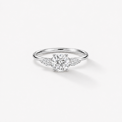 ELIZABETH Verlobungsring mit rundem Brillanten und Pear-Cut Seitensteinen – Platin, Frontansicht