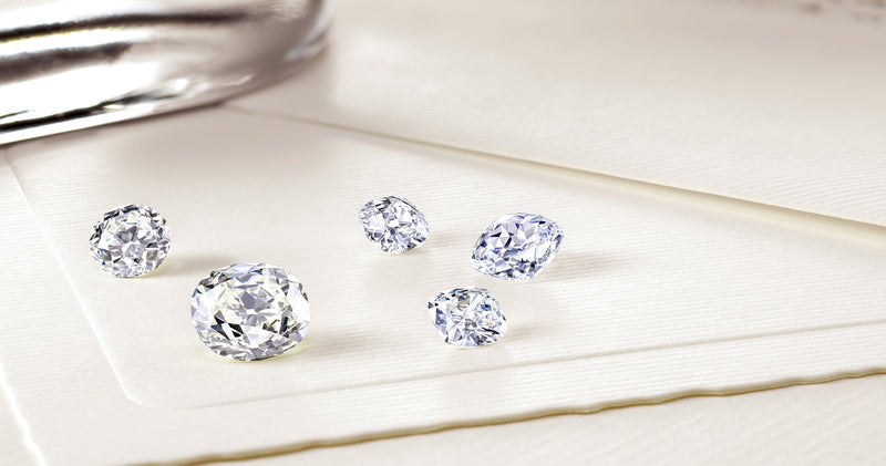 Lose antike Diamanten auf Briefpapier