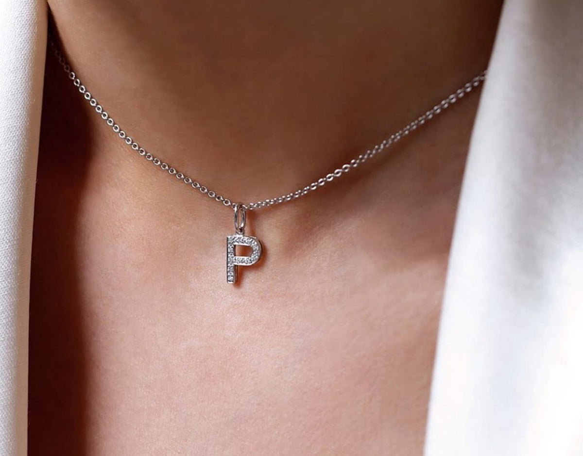 Diamant Buchstaben Halskette getragen