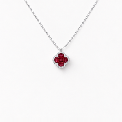 GISELLE LEGACY OF ELEGANCE Anhänger Halskette Classic – Rote Rubinen in 18k Weissgold, Halskette mit Kleeblatt-Motiv