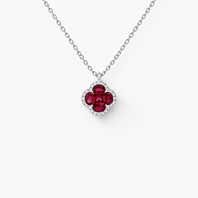 GISELLE LEGACY OF ELEGANCE Anhänger Halskette Grande – Rote Rubinen in 18k Weissgold, Halskette mit Kleeblatt-Motiv, ohne zusätzliche Kettendiamanten