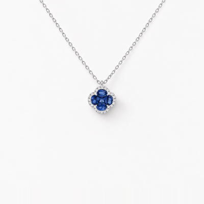 GISELLE LEGACY OF ELEGANCE Anhänger Halskette Classic – blaue Saphire in 18k Weissgold, Halskette mit Kleeblatt-Motiv