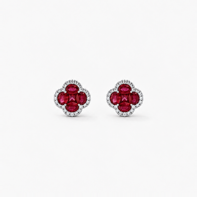 GISELLE LEGACY OF ELEGANCE Ohrstecker Grande – Rote Rubinen in 18k Weissgold, Paar in Frontansicht