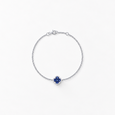 GISELLE Legacy of Elegance Armkette Petite - blaue Saphire in 18k Weissgold, Armkette mit Kleeblatt-Motiv
