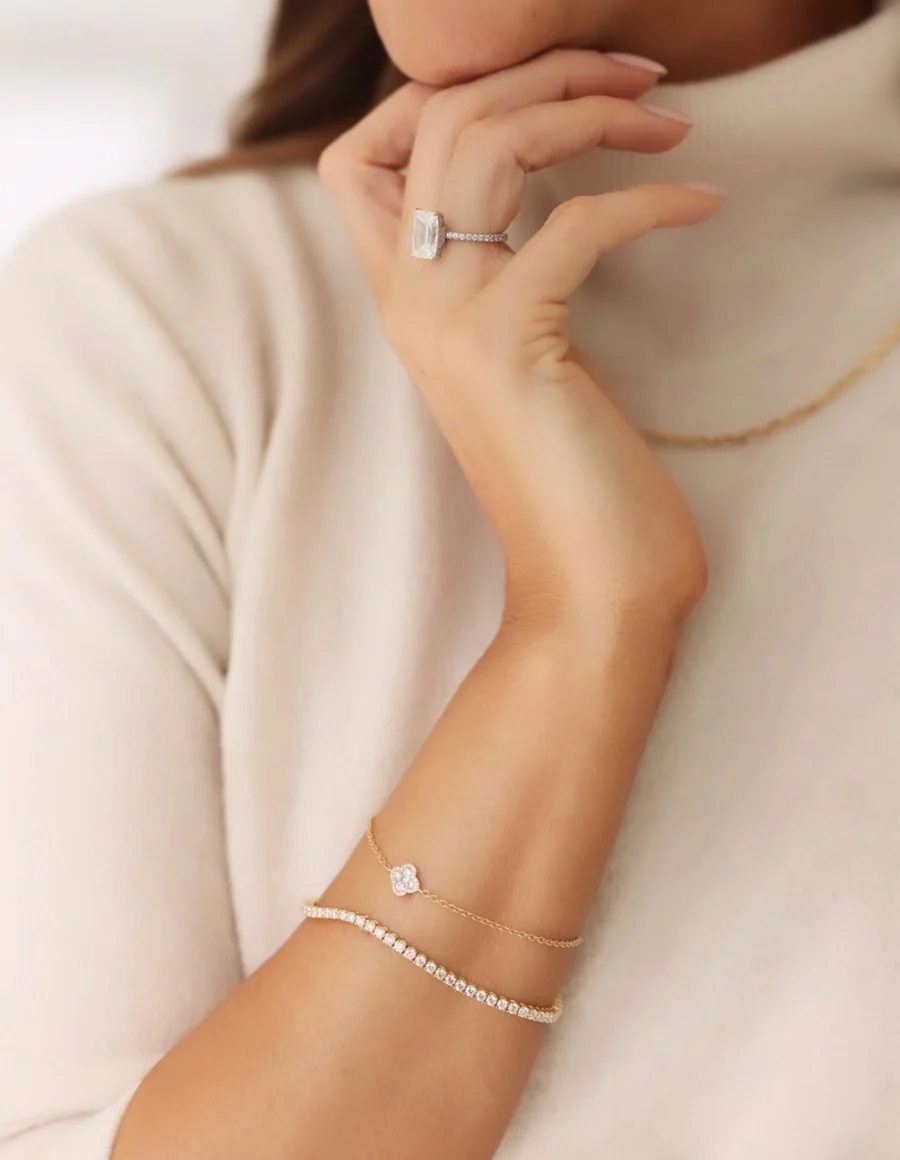 Legacy of Elegance Armkette mit Kleeblatt getragen zusammen mit Tennisarmband
