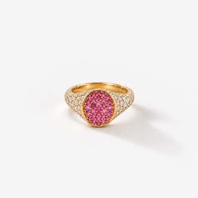 Petite Posh Pinker Saphir mit weissen Diamantschultern in 18k Gelbgold – aufliegende Produktansicht
