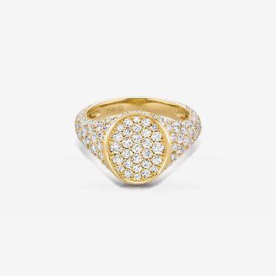 Petite Posh Signet Pinky Ring in 18k Gelbgold mit weissen Diamanten auf ovaler Ringfläche und Ringschultern – aufliegende Produktansicht