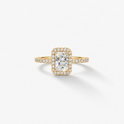 GISELLE PROMISE Radiant Halo in 18k Gelbgold mit rechteckigem Radiant Cut Diamanten und abgeschrägten Ecken, repräsentative Frontansicht.