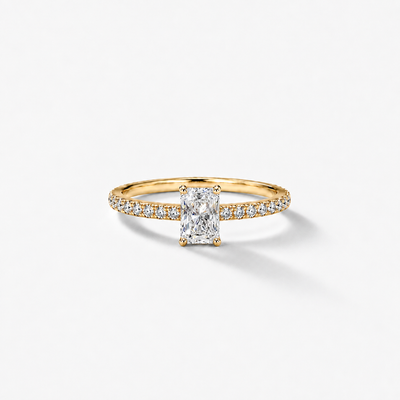 GISELLE PROMISE Radiant Pavé in 18k Gelbgold mit rechteckigem Radiant Cut Diamanten und abgeschrägten Ecken, repräsentative Frontansicht.