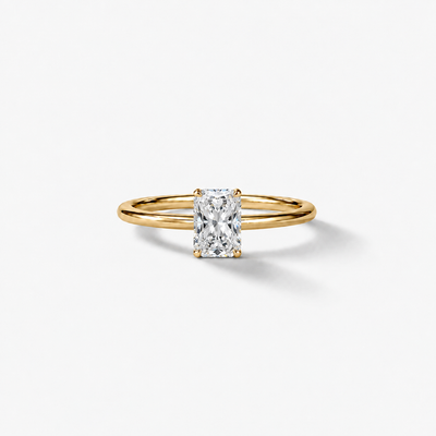 GISELLE PROMISE Radiant Solitaire in 18k Gelbgold mit rechteckigem Radiant Cut Diamanten und abgeschrägten Ecken, repräsentative Frontansicht.