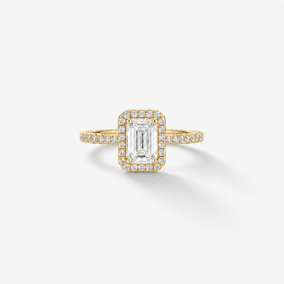 GISELLE PROMISE Emerald Halo Verlobungsring in 18k Gelbgold mit natürlichem 0.70ct Emerald Cut Diamanten, Brillanten-Halo und diamantbesetzter Ringschiene, Frontansicht