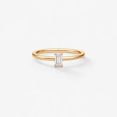 PETITE BAGUETTE Verlobungsring in 18k Gelbgold mit Baguette-Diamant und vier Krappen – repräsentative Frontansicht