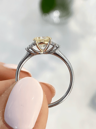 0.81ct Fancy Light Yellow Round Brilliant Cut CINDERELLA Verlobungsring